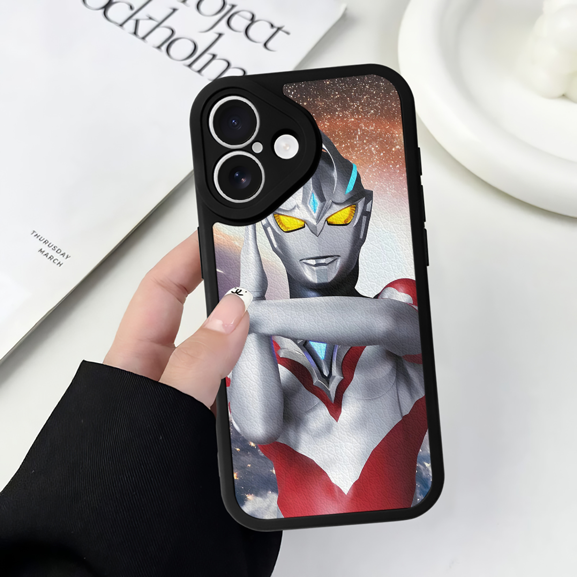 （画像用） ウルトラマン Ultraman 【iPhone 16シリーズ対応】シリコンスマホケース（レザー調） 材質：シリコン